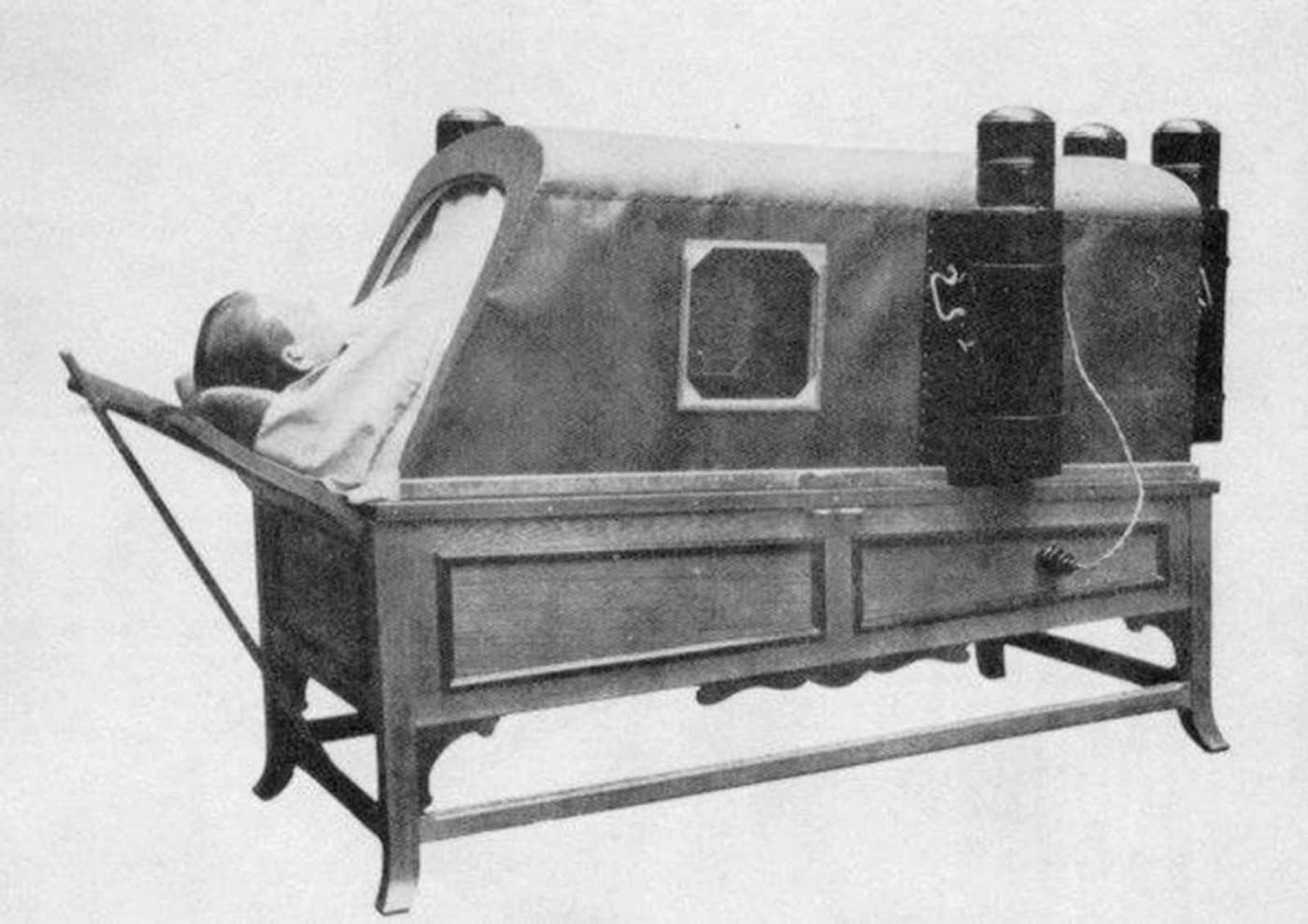 Electric light bath aboard the Titanic, 1912