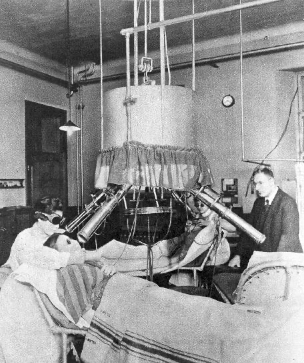 Finsen lamp treatment, London, 1925